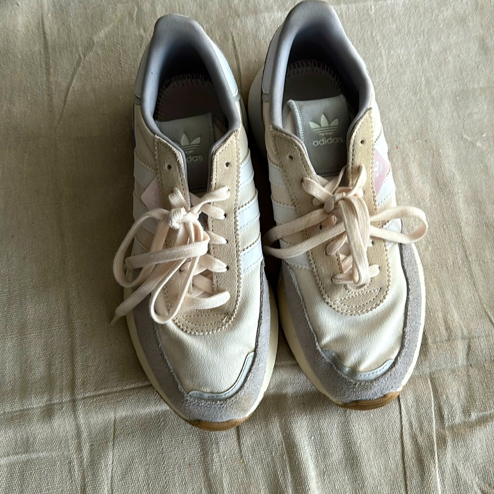 Like New Adidas tennis shoes